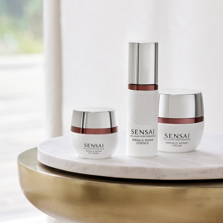 Sensai Cellular Performance Wrinkle Repair Cream 40 ml silottava päivävoide valkoisessa purkissa hopeisella korkilla
