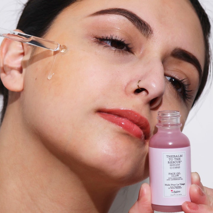 theBalm to the Rescue Face Oil Glow Serum 30 ml heleyttää ihoa pipetillä levitettävällä öljyllä.