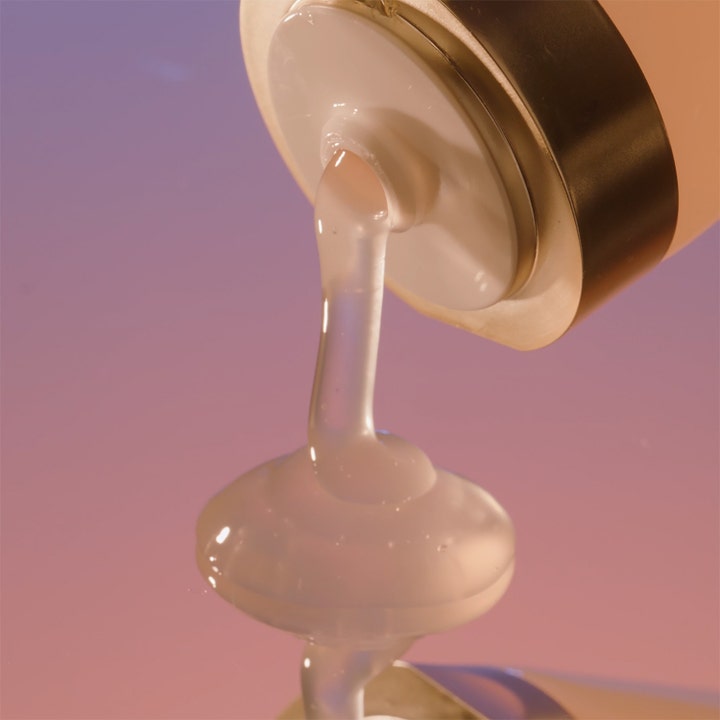 Estée Lauder Advanced Night Cleansing Gelee 100 ml puhdistusgeeli, jonka kirkas ja pehmeä koostumus valuu tuubista.