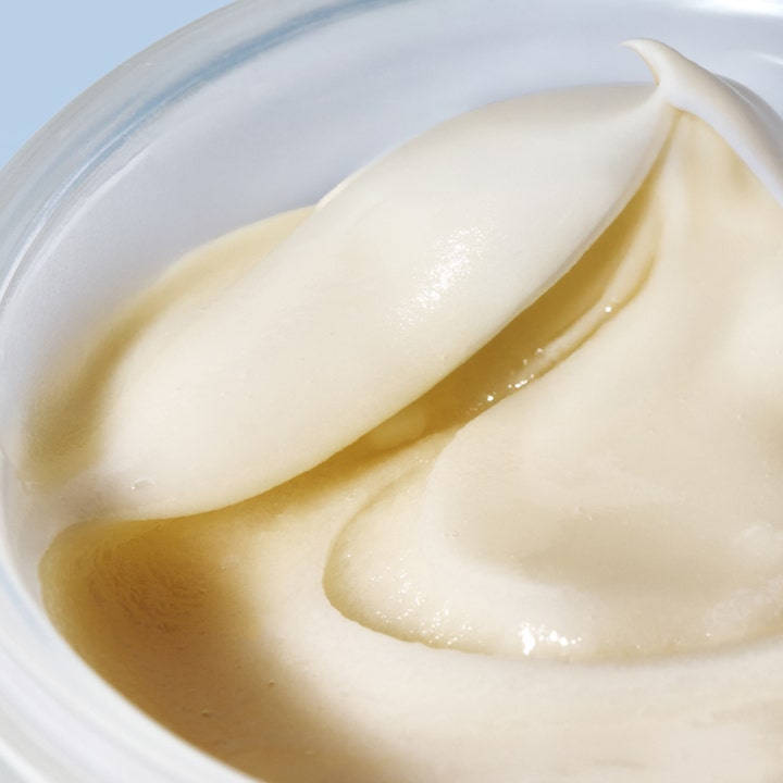 RMS Beauty Coconut Clean Cleansing Balm 100 g puhdistava puhdistusbalmi täyteläisellä ja pehmeällä koostumuksella.
