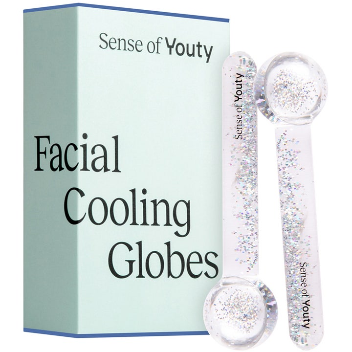 Sense of Youty Facial Cooling Globes 2 kpl viilentävä ihonhoitoväline kimaltelevilla lasipalloilla ja vaaleansinisellä kotelolla.
