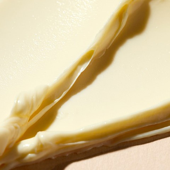 Nuxe Rêve de Miel Face Cream 50 ml kosteuttava kasvovoide täyteläisellä vaaleankeltaisella ja pehmeällä tekstuurilla.