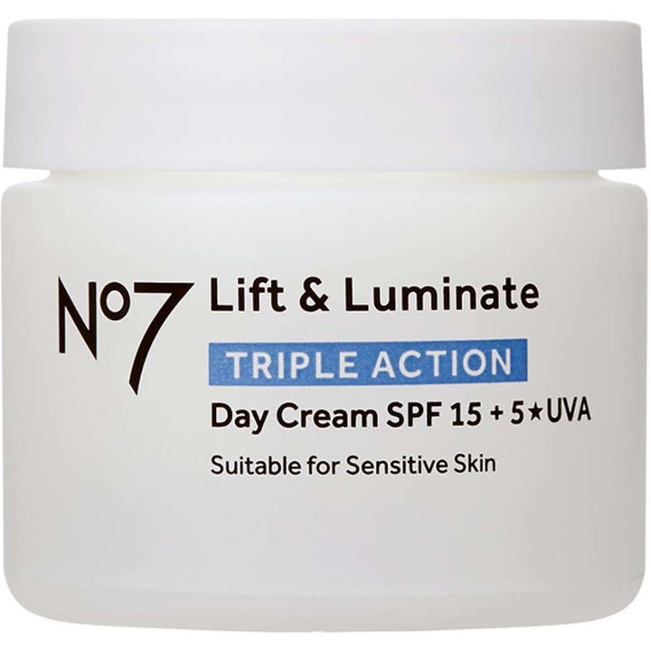 No7 Lift & Luminate Triple Action Day Cream SPF 15 silottava päivävoide valkoisessa purkissa, jossa on valkoinen kansi