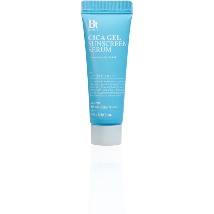 Benton Cica Gel Sunscreen Serum 12 ml rauhoittava aurinkosuojaseerumi vaaleansinisessä tuubissa jossa on valkoinen korkki