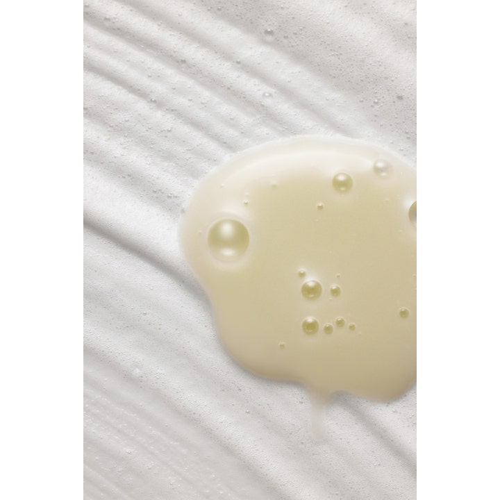 By Wishtrend Green Tea Enzyme Powder Wash 110 g kuoriva puhdistusaine ja sen ilmava vaahto sekä nestemäinen koostumus.