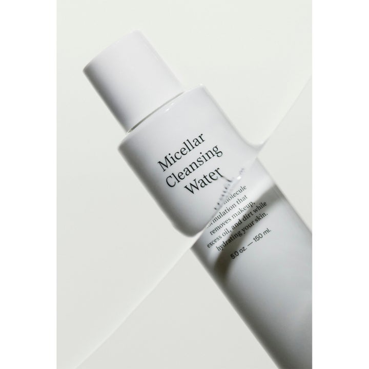 Jorgobé Micellar Cleansing Water 150 ml kosteuttava misellivesi tyylikkäässä valkoisessa pullossa lähikuvassa.