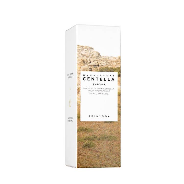 SKIN1004 Madagascar Centella Ampoule 30 ml rauhoittava seerumi valkoisessa pakkauksessa, jossa on kalliomaisema.