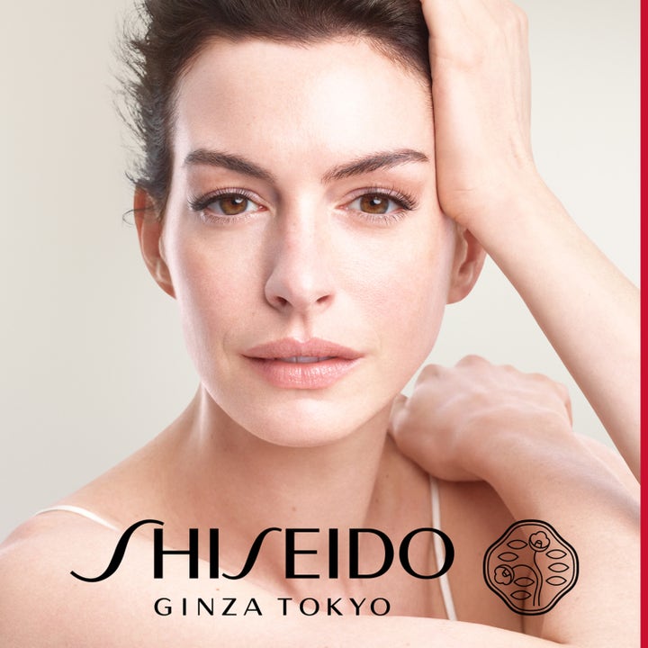 Shiseido Vital Perfection Advanced Day Cream SPF 30 50 ml kiinteyttävä päivävoide ja mallin säteilevän hehkuva iho.