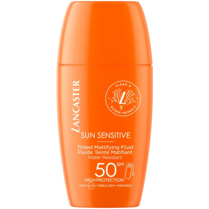 Lancaster Sun Sensitive Tinted Mattifying Fluid SPF 50 sävyttävä aurinkosuojavoide oranssissa pyöreässä pullossa