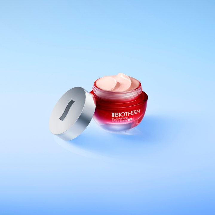 Biotherm Blue Peptides Uplift Cream 50 ml kiinteyttävä kasvovoide SPF 30 punaisessa lasipurkissa vaaleanpunaisella voiteella