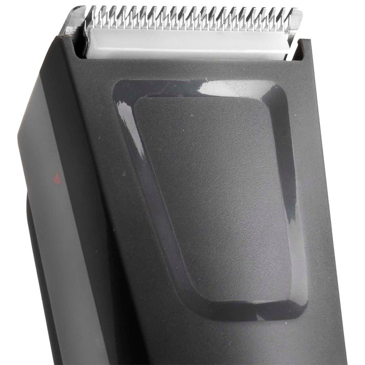 BaByliss Precision Cut 1 kpl partatrimmeri tarjoaa tarkan ajon tummanharmaalla rungolla ja teräksisillä terillä.
