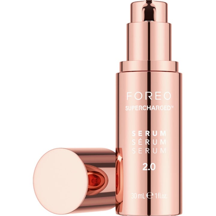 FOREO SUPERCHARGED SERUM 2.0 30 ml kosteuttava seerumi kiiltävässä rosekultaisessa pumppupullossa korkki vieressä