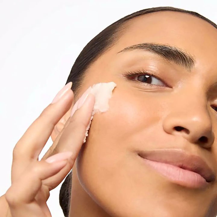 Murad Lipid-Enriched Double Cleansing Balm 50 ml puhdistusbalmi nainen levittää valkoista voidetta iholle