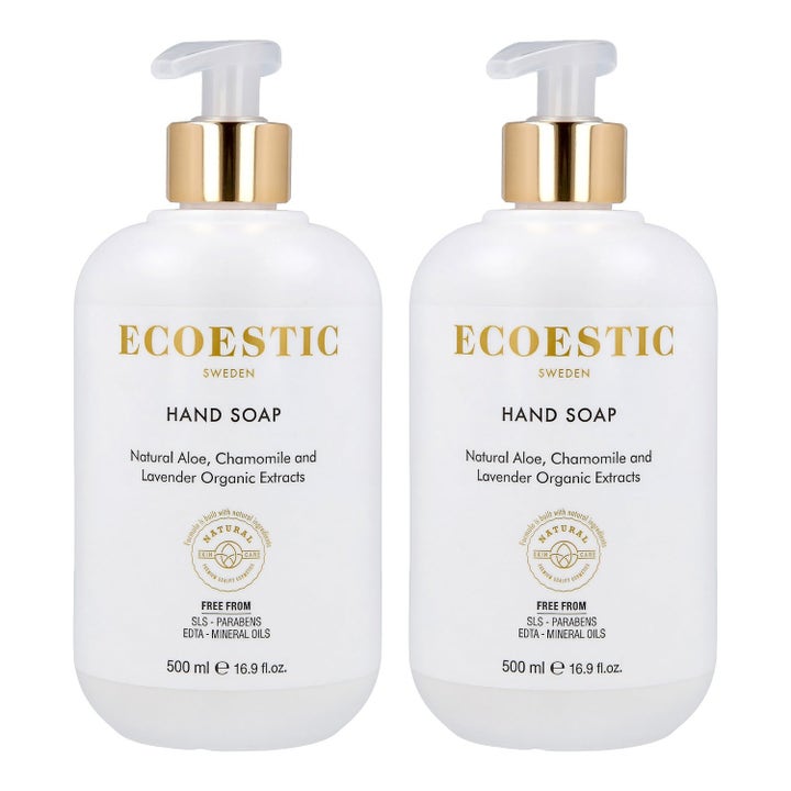 Ecoestic Hand Soap 500 ml kaksi puhdistavaa käsisaippuaa valkoisissa pumppupulloissa kultaisin yksityiskohdin.