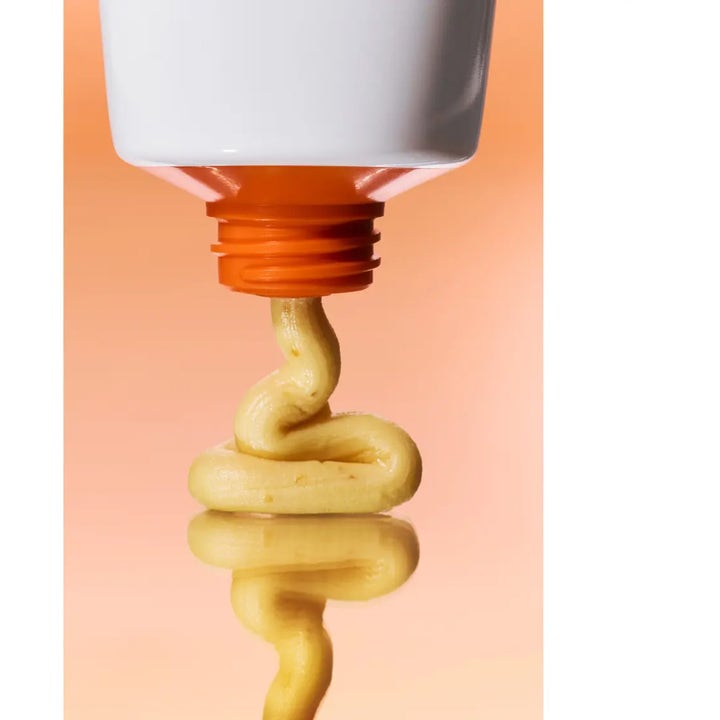 Klairs Freshly Juiced Vitamin Mask Cleanser 20 ml kirkastava puhdistusaine oranssista tuubista pursuavana voiteena.
