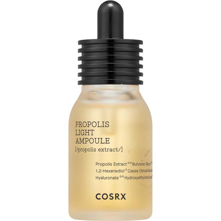 COSRX Propolis Light Ampoule 30 ml heleyttävä seerumi lasipullossa jossa on kultainen neste ja musta pipettikorkki