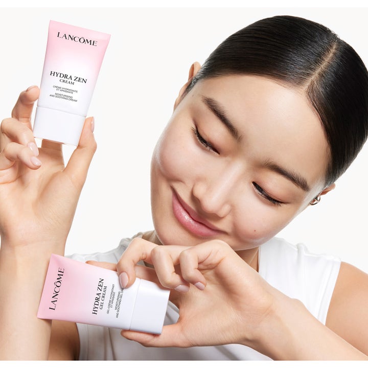 Lancôme Hydra Zen Moisturizing Gel Cream 30 ml kosteuttava kasvovoide nainen pitelee vaaleanpunaisia tuubeja