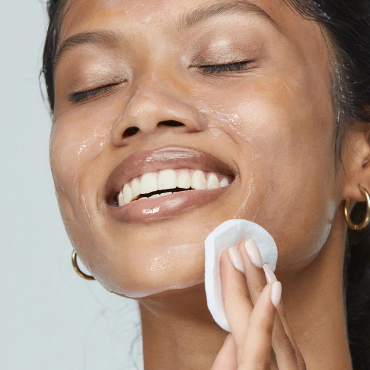 Dermalogica UltraCalming Cleanser 500 ml rauhoittava puhdistusgeeli poistetaan iholta pehmeällä vanulapulla