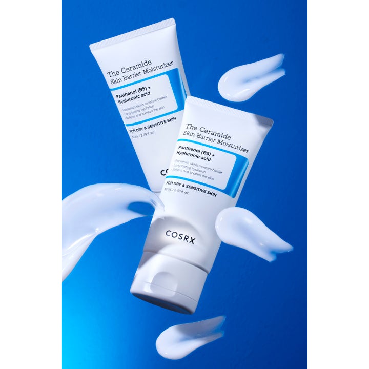 COSRX The Ceramide Skin Barrier Moisturizer 80 ml kosteuttava kasvovoide ja täyteläisiä voidepyyhkäisyjä sinisellä.