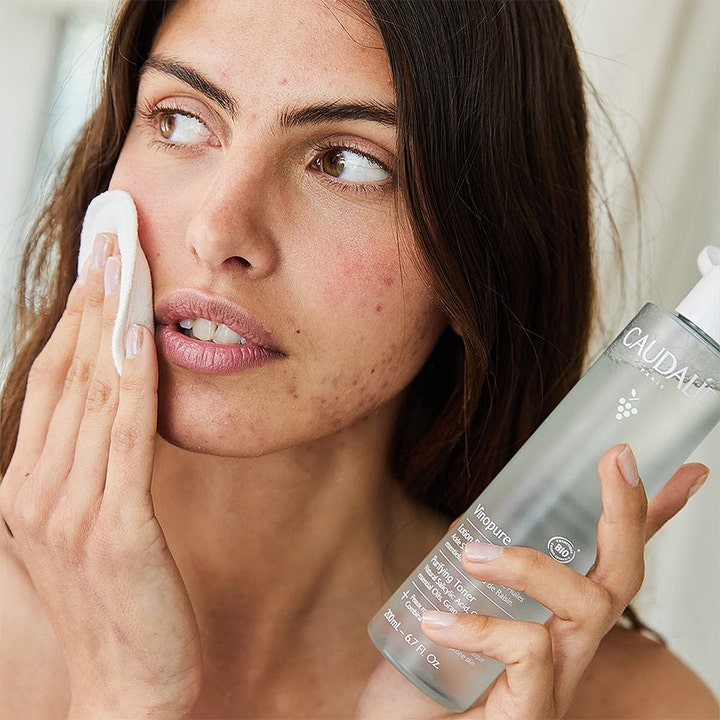 Caudalie Vinopure Purifying Toner 200 ml puhdistava kasvovesi epäpuhtauksia hoitavan naisen käytössä.