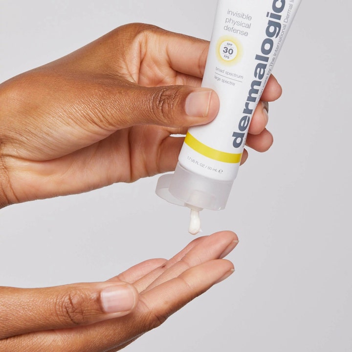 Dermalogica Invisible Physical Defense SPF30 50 ml aurinkovoide kasvoille ja tuubista kämmenelle puristettava valkoinen voide.
