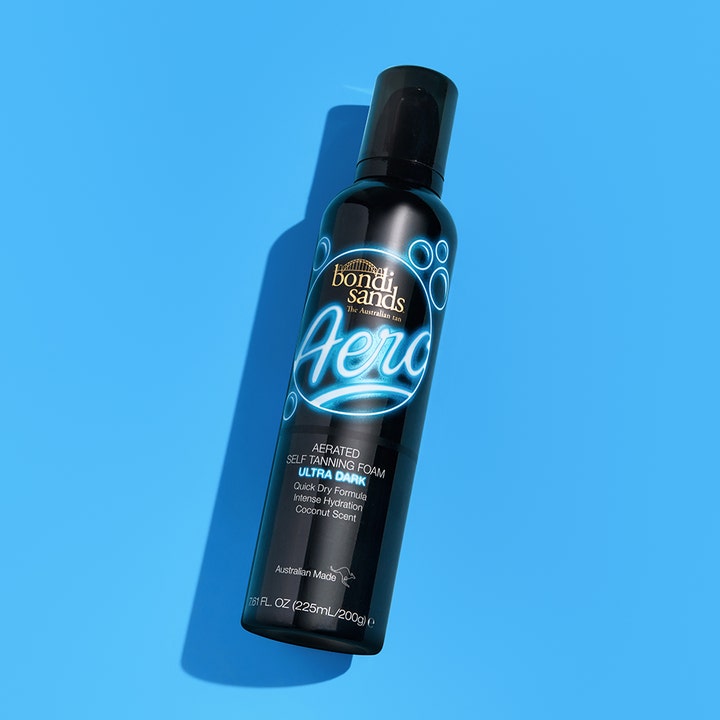 Bondi Sands Aero Self Tan Foam Ultra Dark 225 ml syvän rusketuksen antava vaahto mustassa neonkuvioisessa pullossa.