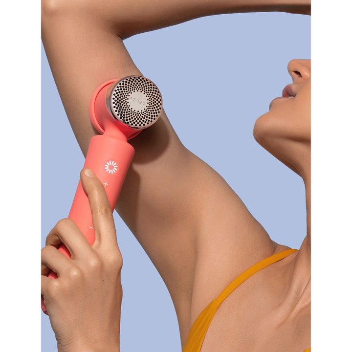 FOREO PEACH 2 Peach IPL-laite karvanpoistoon käytettynä kainalolle tasaisen ihon saavuttamiseksi.