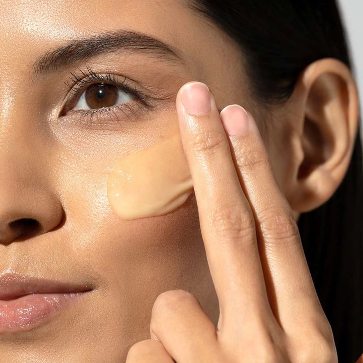 Kirkastava Dermalogica BioLumin-C Gel Moisturizer 50 ml kasvovoide levitetyllä geelimäisellä koostumuksella.