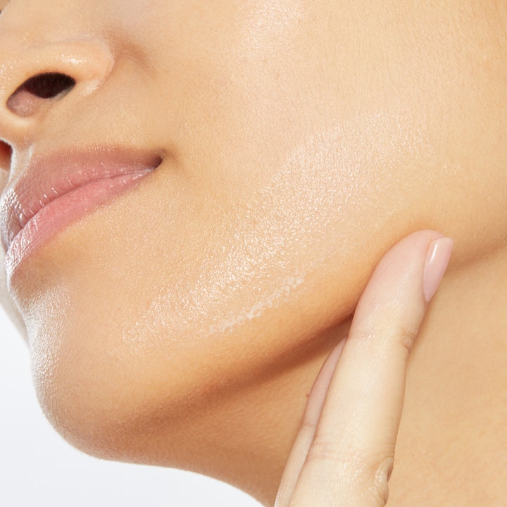 Mario Badescu Deep Blemish Solution 29 ml rauhoittava täsmähoito levitettynä posken iholle