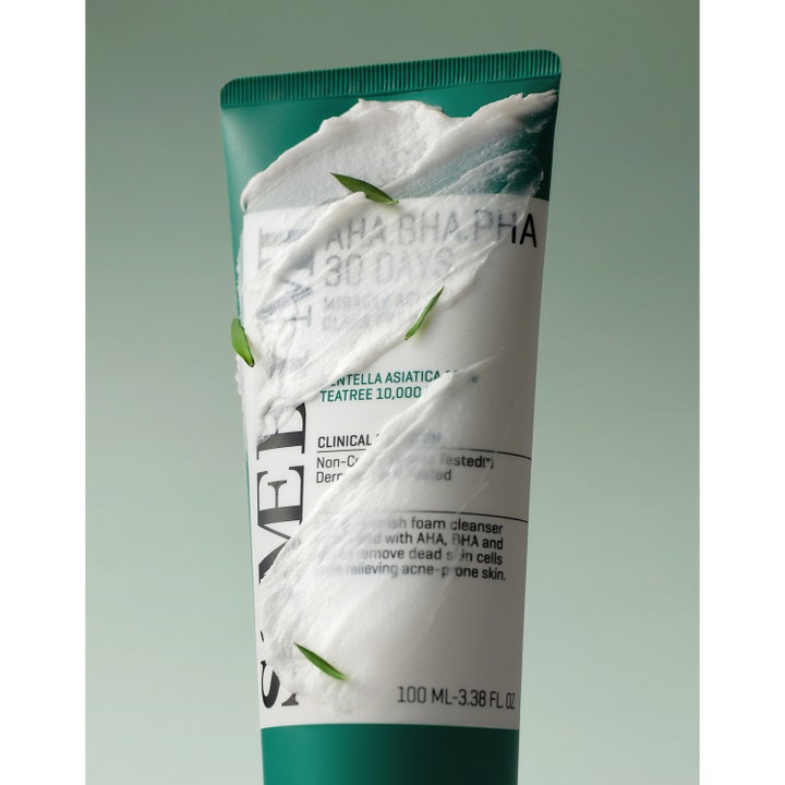 Some By Mi Aha-Bha-Pha 30 Days Miracle Acne Clear Foam 100 ml puhdistusvaahto, jossa on kermainen koostumus.