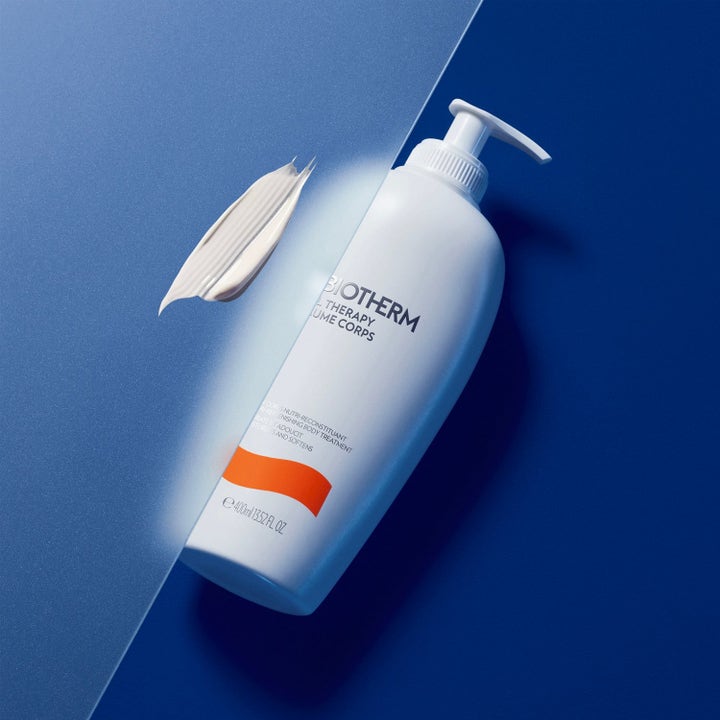 Biotherm Baume Corps 400ml ravitseva vartalovoide valkoinen pumppupullo ja täyteläinen voidekoostumus sinisellä taustalla