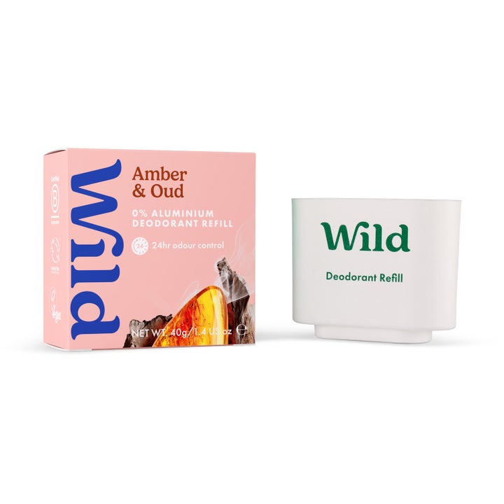 Wild Amber & Oud 40 g deodoranttitäyttöpakkaus ja vaaleanpunainen pakkaus, jossa on meripihkan kuva.