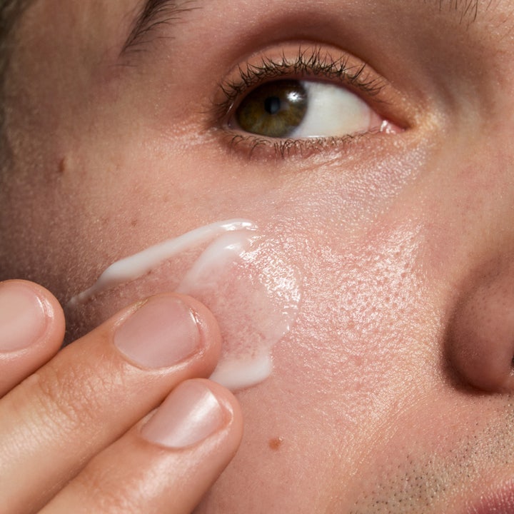 The INKEY List Omega Water Cream 50 ml kosteuttava kasvovoide valkoisessa tuubissa ja kevyt geelimäinen koostumus