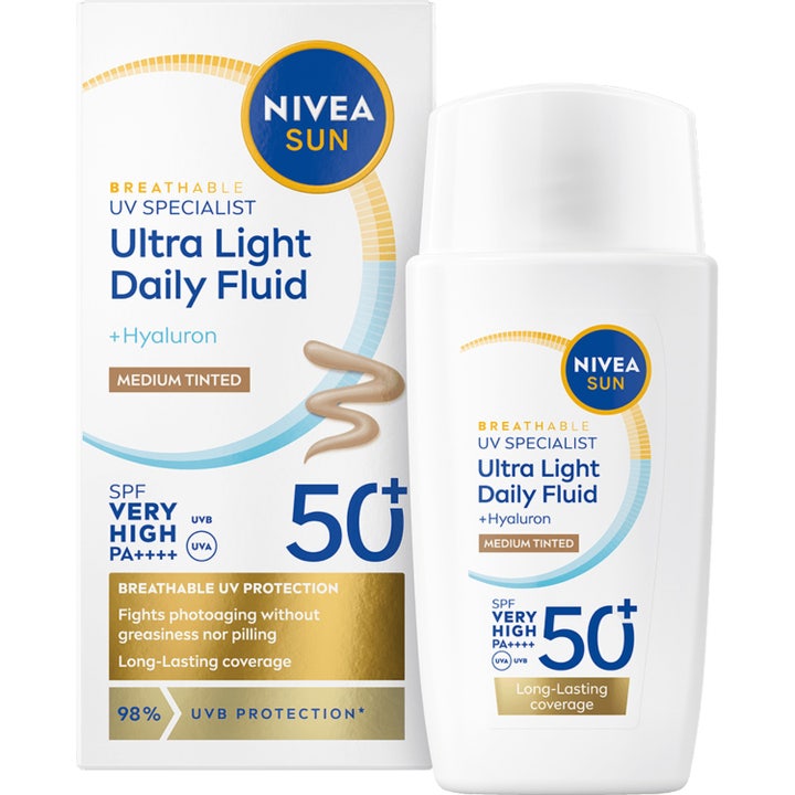 Nivea Sun Ultra Light Daily Fluid SPF 50+ sävyttävä aurinkovoide kasvoille valkoisessa pakkauksessa ja pullossa.