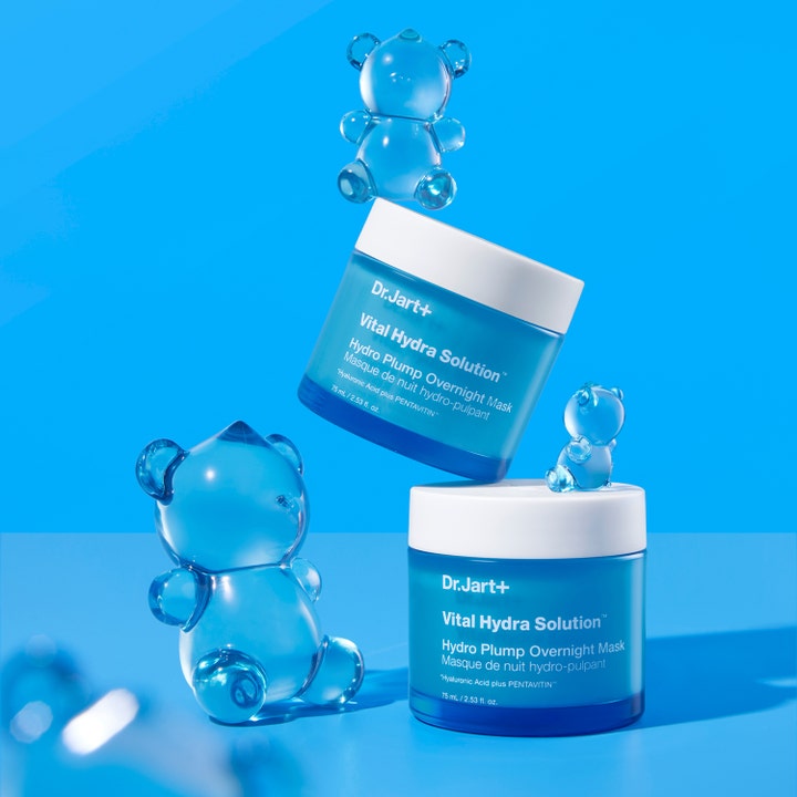 Dr.Jart+ Vital Hydra Solution Hydro Plump Overnight Mask 75 ml yönaamio sinisissä purkeissa ja sinisiä nalleja.