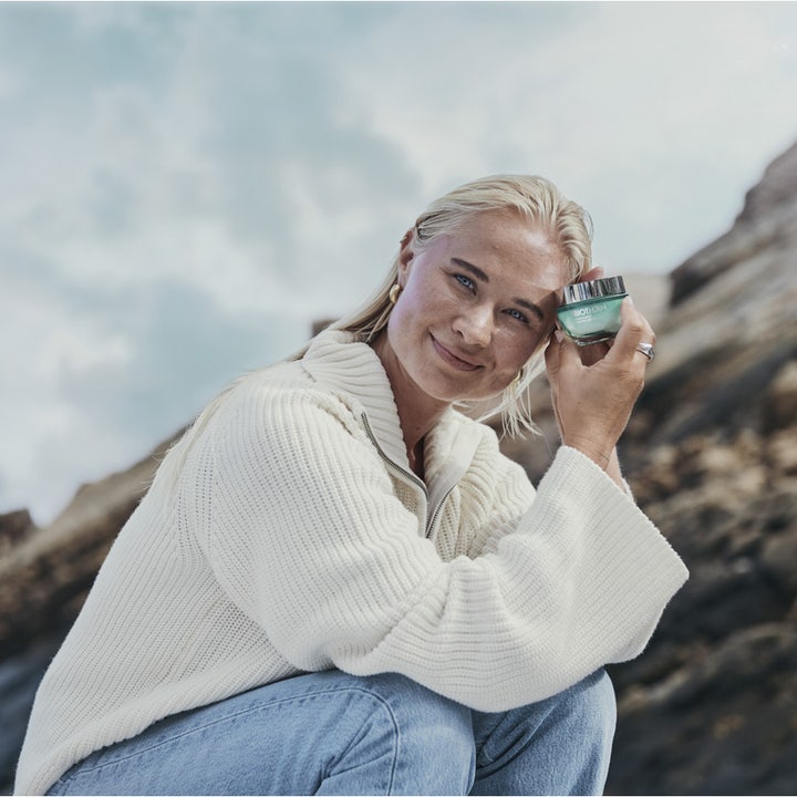 Biotherm Aquasource Hyalu Plump Moisturizing Gel 30 ml kosteuttava kasvogeeli vihreässä lasipurkissa naisen kädessä