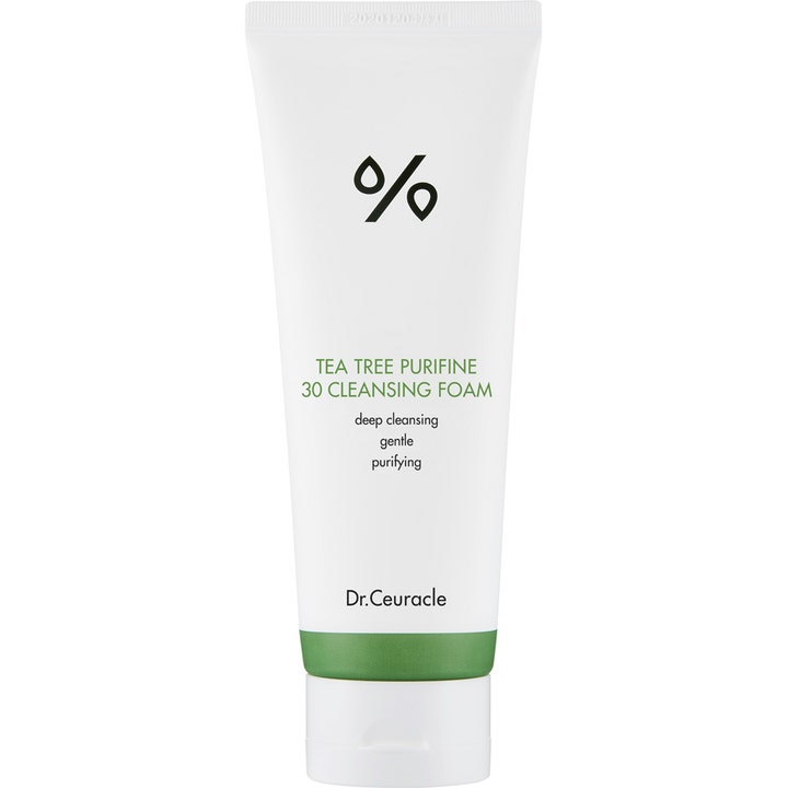 Dr. Ceuracle Tea Tree Purifine 30 Cleansing Foam puhdistusvaahto valkoisessa tuubissa vihreällä raidalla.
