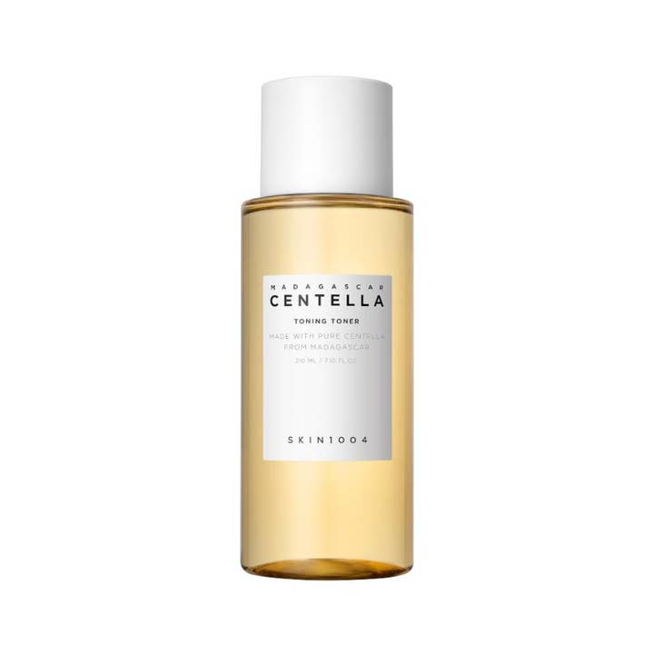SKIN1004 Madagascar Centella Toning Toner 210 ml rauhoittava kasvovesi läpikuultavassa pullossa valkoisella korkilla.