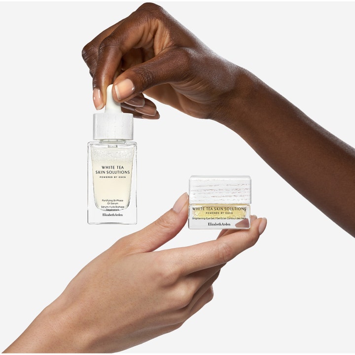 Elizabeth Arden White Tea Skin Brightening Eye Gel 15 ml kirkastava silmänympärysgeeli lasipurkissa käsien pitelemänä