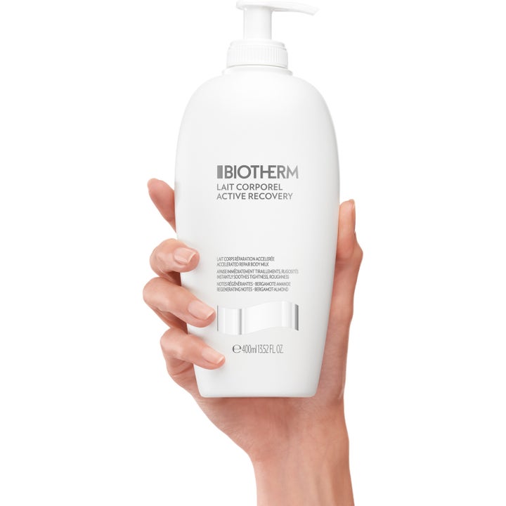 Biotherm Lait Corporel Active Recovery 400 ml kosteuttava vartalovoide valkoisessa pumppupullossa kädessä.