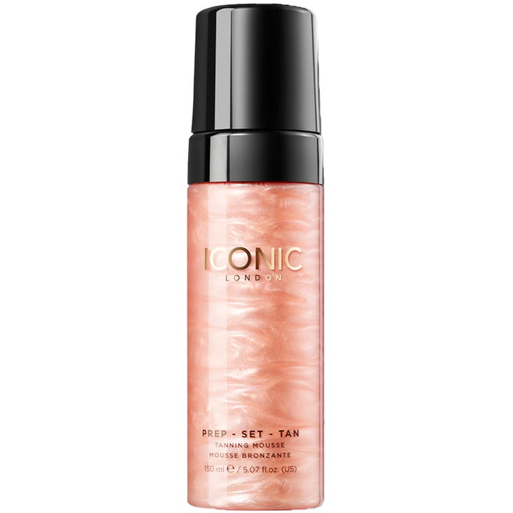 Iconic London Prep-Set-Tan 150 ml hehkua antava itseruskettava vaahto kimmeltävässä pullossa mustalla korkilla.