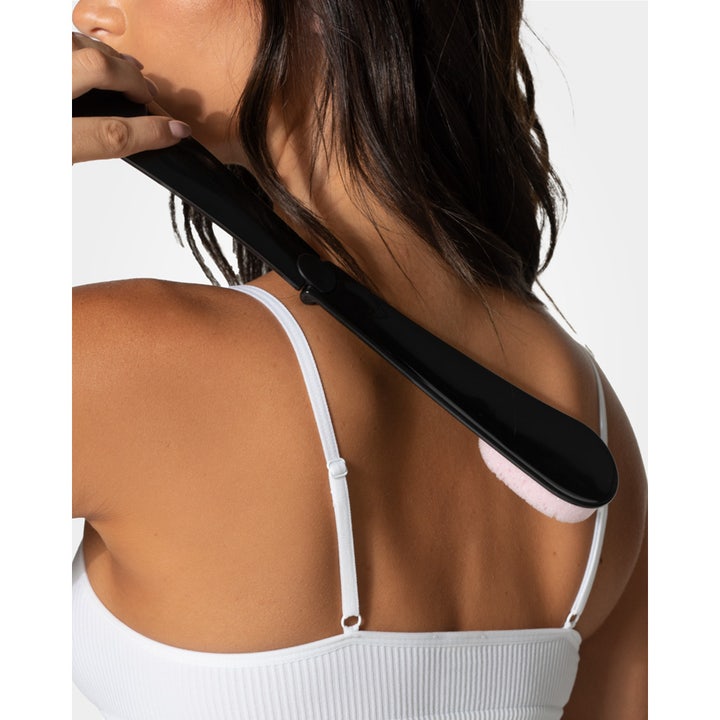 Loving Tan Easy To Reach Back Applicator 1 kpl levitin selälle mustalla varrella naisen iholla.