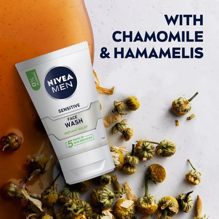 NIVEA MEN Sensitive Face Wash 100 ml rauhoittava puhdistusgeeli valkoisessa tuubissa kamomillankukkien kera