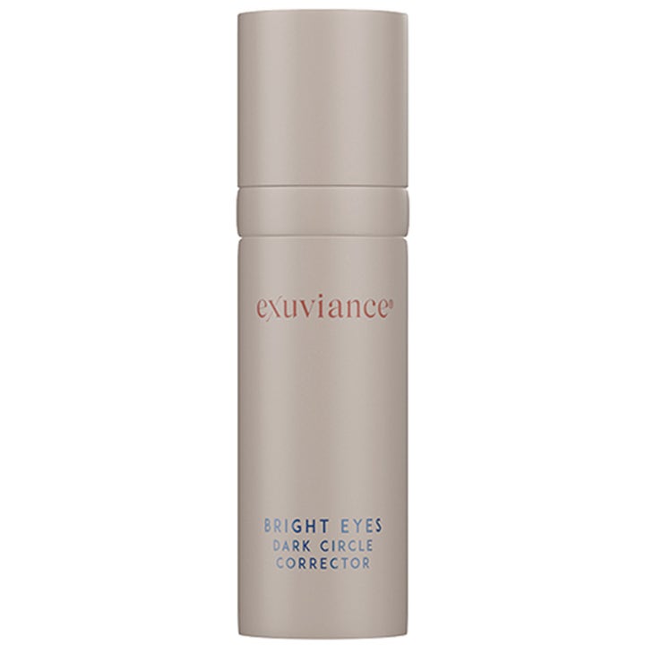 Exuviance Daily Eye Smoother 15 g silottaa silmänympäryksiä beigessä Bright Eyes -pumppupullossa.