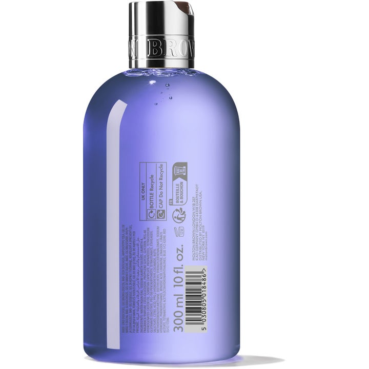 Molton Brown Bluebell & Wild Strawberry 300 ml suihkugeeli pullon takapuoli ainesosilla ja hopeisella korkilla.