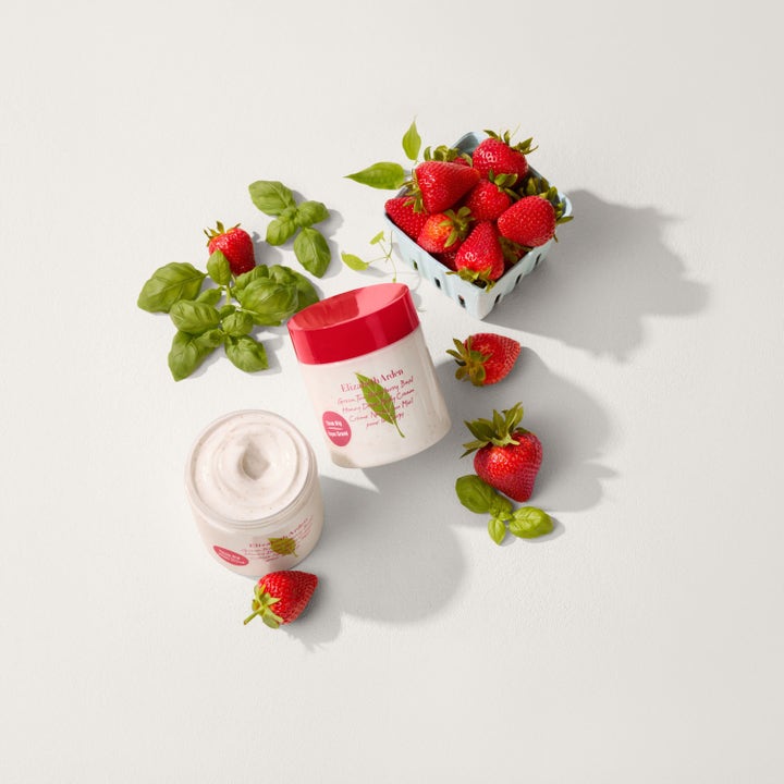 Elizabeth Arden Green Tea Strawberry Basil 500 ml vartalovoide, kaksi purkkia, mansikoita ja basilikanlehtiä.