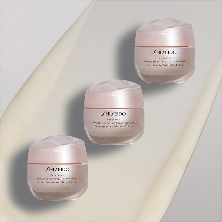 Shiseido Benefiance Wrinkle Smoothing Day Cream 50 ml ryppyjä silottava päivävoide kolmessa vaaleanpunaisessa purkissa