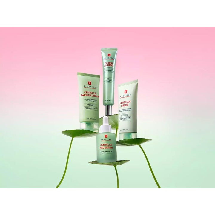 Erborian Centella Creme 50 ml rauhoittava päivävoide vihreässä tuubissa muiden Centella-tuotteiden ja lehtien kanssa.