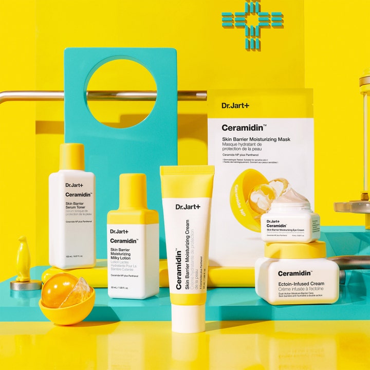 Dr.Jart+ Ceramidin Skin Barrier Moisturizing Eye Cream 15 ml kosteuttava silmänympärysvoide avoimessa purkissa keltaisessa tilassa.