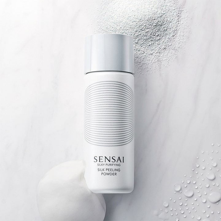 Sensai Silky Purifying Silk Peeling Powder 40 g kirkastava kasvokuorinta valkoisessa pullossa jauheen kera